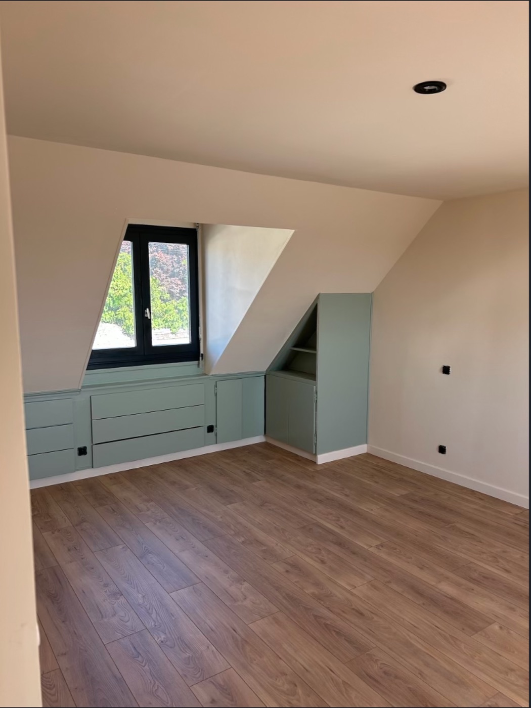 Chambre mansardée avec peinture vert d'eau et parquet posé par Peinture Le Maître